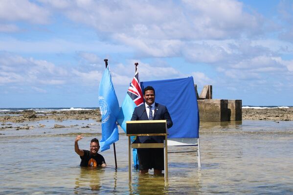 Ministro da Justiça, Comunicação e Relações Exteriores de Tuvalu, Simon Kofe, faz comunicado para a 26ª Conferência do Clima, ou COP26 (na sigla em inglês), em Funafuti, em Tuvalu, em 5 de novembro de 2021. - Sputnik Brasil