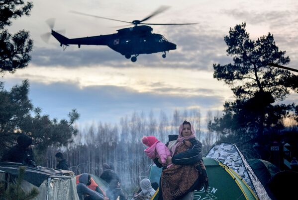 Campo de migrantes ilegais na fronteira entre Belarus e Polônia, 8 de novembro de 2021. - Sputnik Brasil