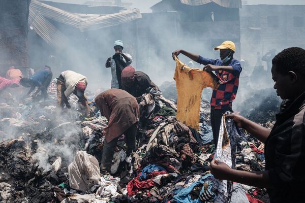 Catadores procuram por roupas jogadas em lixeira perto do mercado de Gikomba, em Nairobi, no Quênia, em 8 de novembro de 2021. - Sputnik Brasil