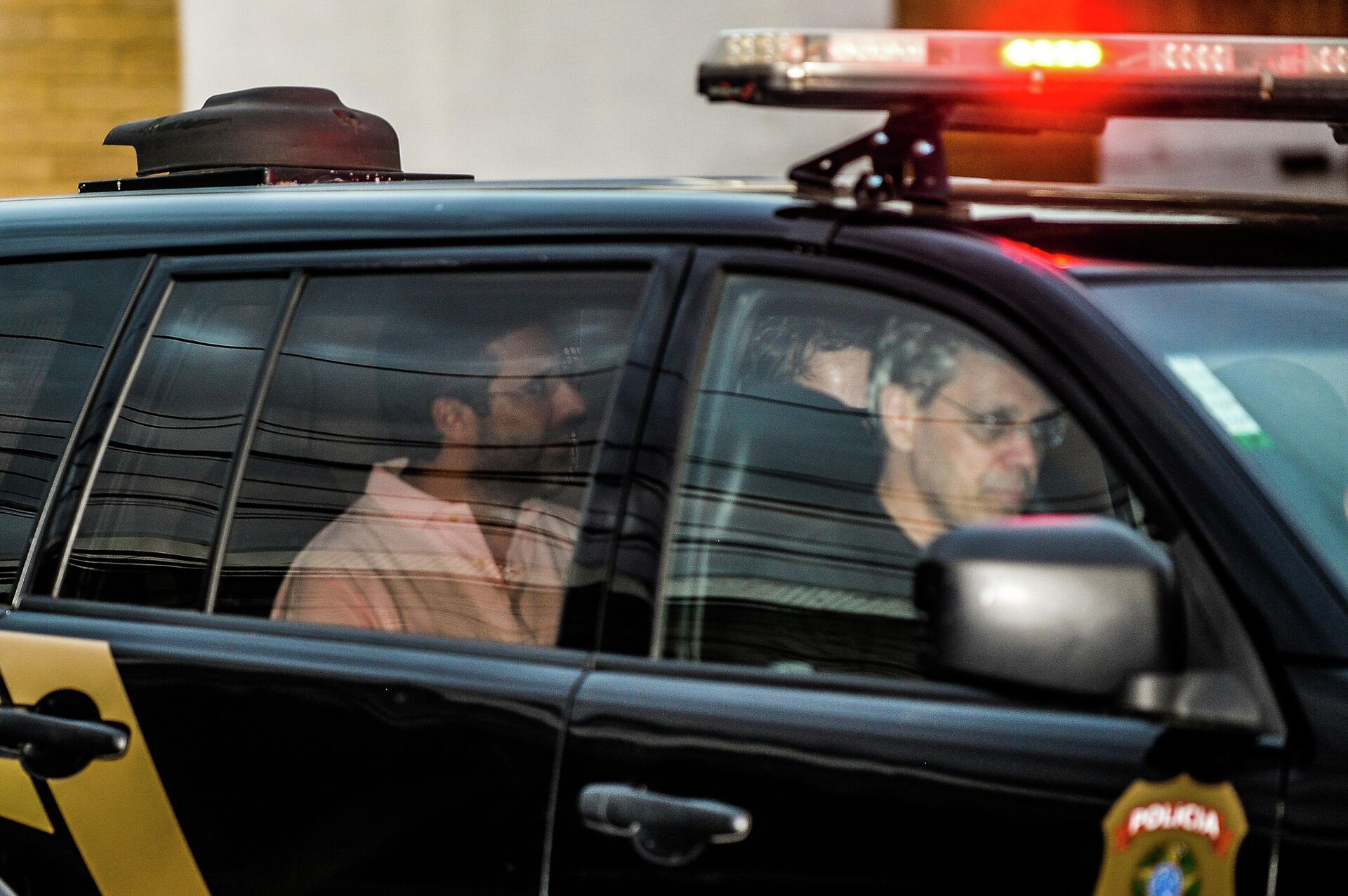 André Esteves, no banco de trás de um carro da Polícia Federal, ao ser libertado após 28 dias de prisão, em 2015 - Sputnik Brasil, 1920, 13.11.2021