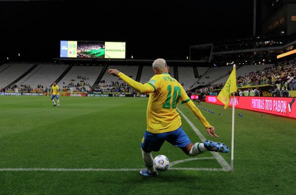 Neymar chuta a bola em partida de eliminatórias para a Copa do Mundo 2022, entre o Brasil e a Colômbia, em São Paulo, no Brasil, em 11 de novembro de 2021. - Sputnik Brasil