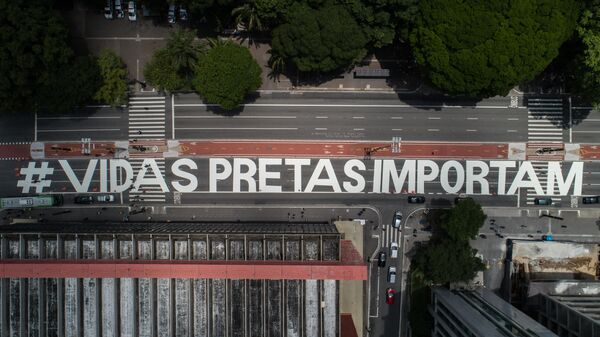 Manifestantes pintam frase #vidaspretasimportam na avenida Paulista, em protesto pelo alto índice de assassinatos de pessoas negras no Brasil (foto de arquivo) - Sputnik Brasil