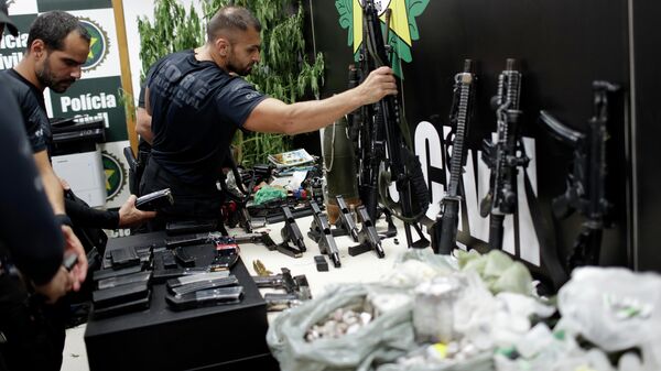 Armas e drogas apreendidas durante operação policial são expostas à imprensa na sede da polícia municipal do Rio de Janeiro, Brasil, 6 de maio de 2021 - Sputnik Brasil