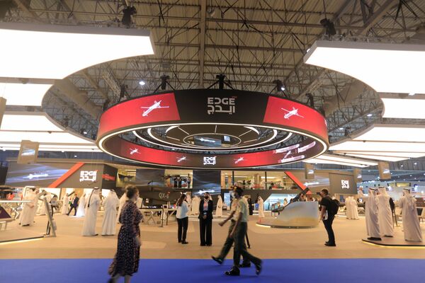 Visitantes passam ao lado da exibição da entidade de tecnologia de defesa no Show Aéreo de Dubai, Emirados Árabes Unidos, 14 de novembro de 2021 - Sputnik Brasil