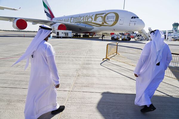 Dois emiradenses se aproximam de avião a jato Emirates Airbus A380 em exibição no Show Aéreo de Dubai, Emirados Árabes Unidos, 14 de novembro de 2021 - Sputnik Brasil