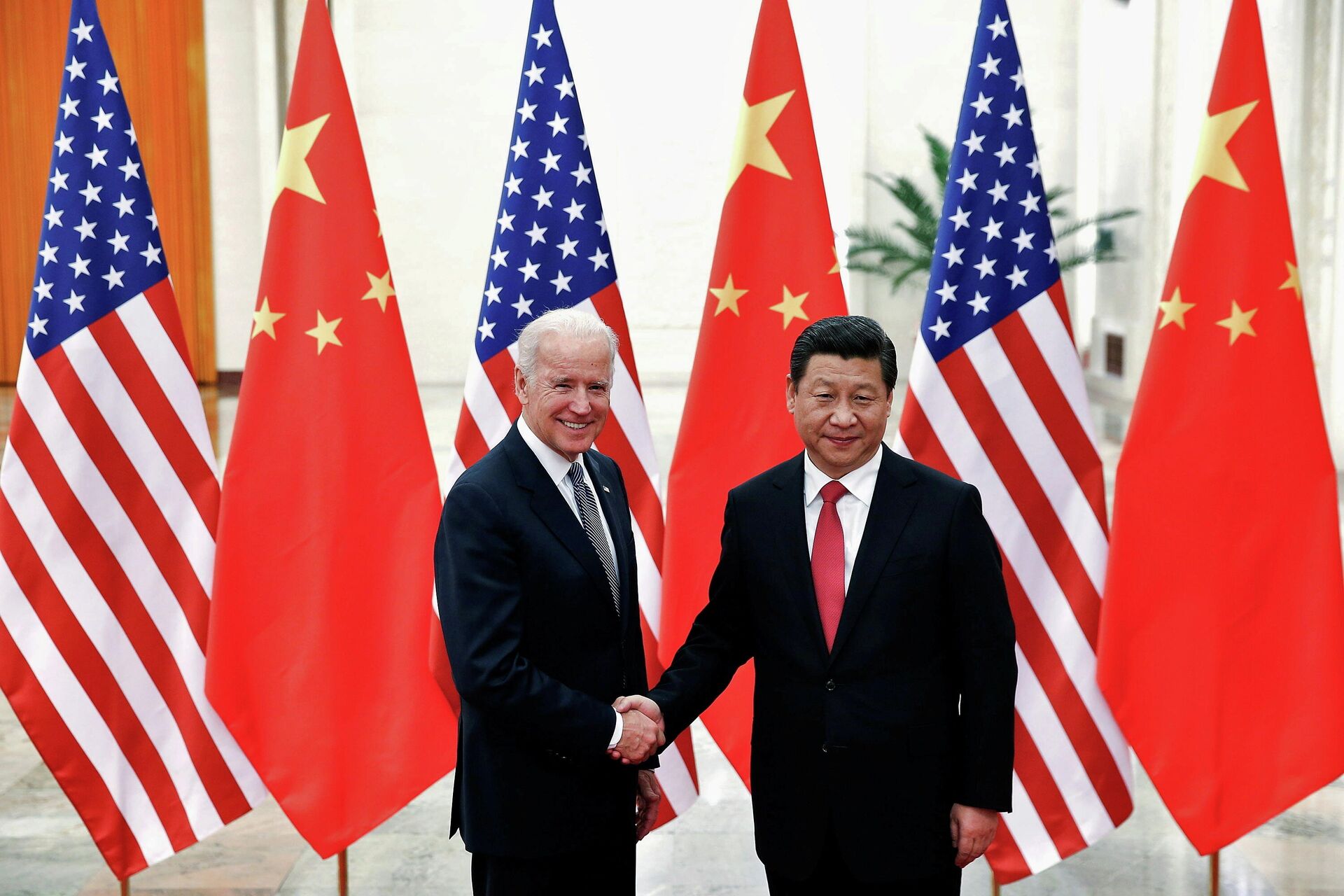 Presidente da China, Xi Jinping, com o então vice-presidente dos EUA, Joe Biden, em reunião em Pequim, 4 de dezembro de 2013 - Sputnik Brasil, 1920, 15.11.2021