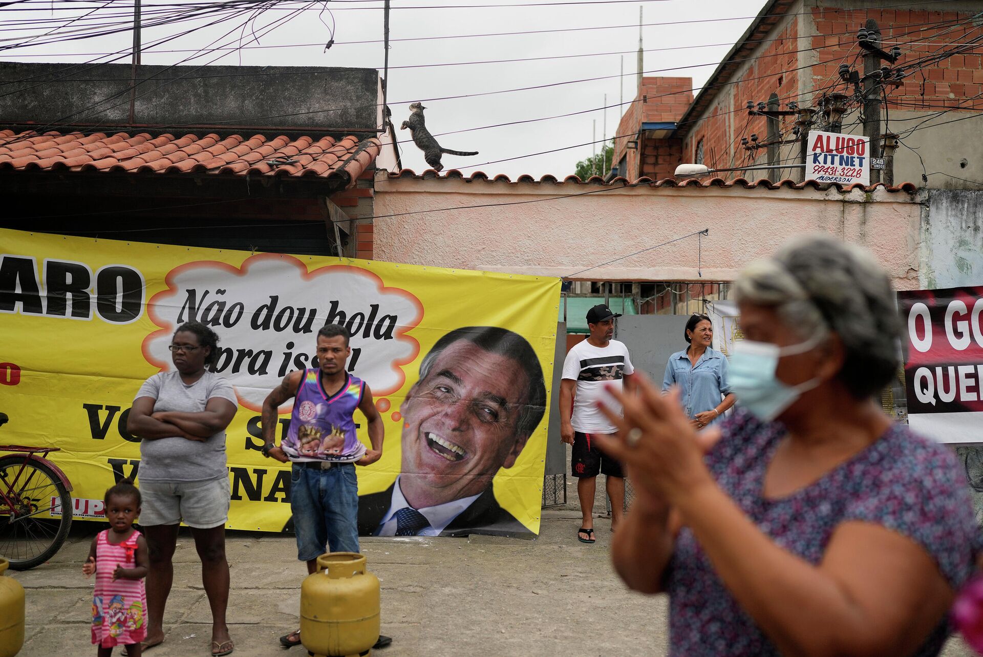 Cartaz criticando o presidente Jair Bolsonaro no local onde o Sindicato dos Petroleiros da Petrobras vende gás de cozinha de baixo custo, na favela Vila Vintém, Rio de Janeiro, 28 de outubro de 2021 - Sputnik Brasil, 1920, 27.05.2022