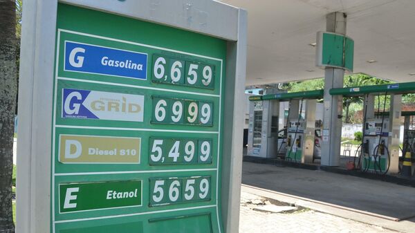 Posto de gasolina mostra preços de combustíveis, em 11 de novembro de 2021 (foto de arquivo) - Sputnik Brasil