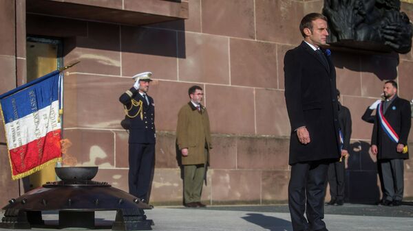 Emmanuel Macron, presidente da França, participa de cerimônia de enterramento de veterano de Segunda Guerra Mundial em Suresnes, perto de Paris, França, 11 de novembro de 2021 - Sputnik Brasil