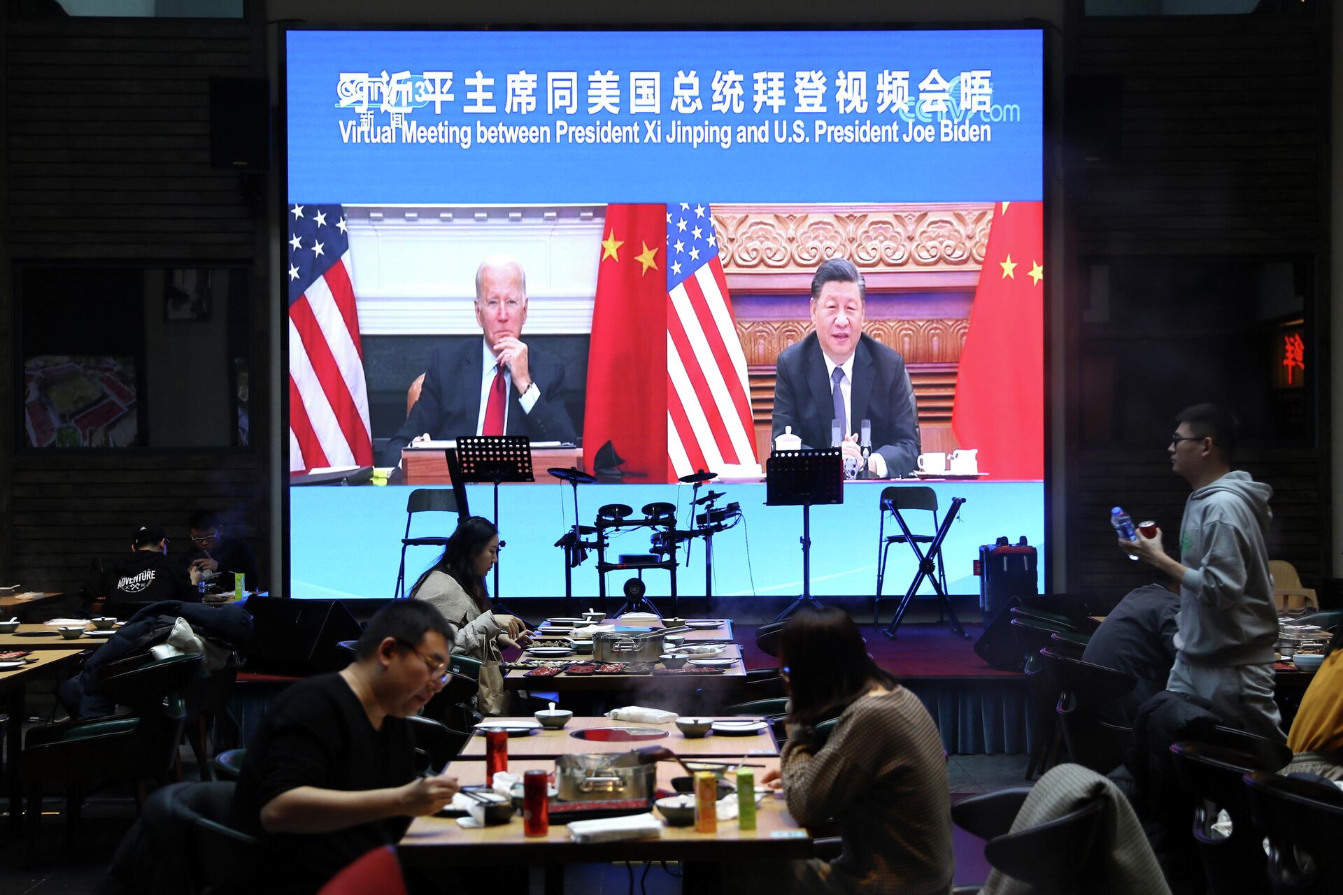 Monitor mostra o presidente chinês Xi Jinping, e o norte-americano Joe Biden, em cúpula virtual, 16 de novembro de 2021 - Sputnik Brasil, 1920, 16.11.2021