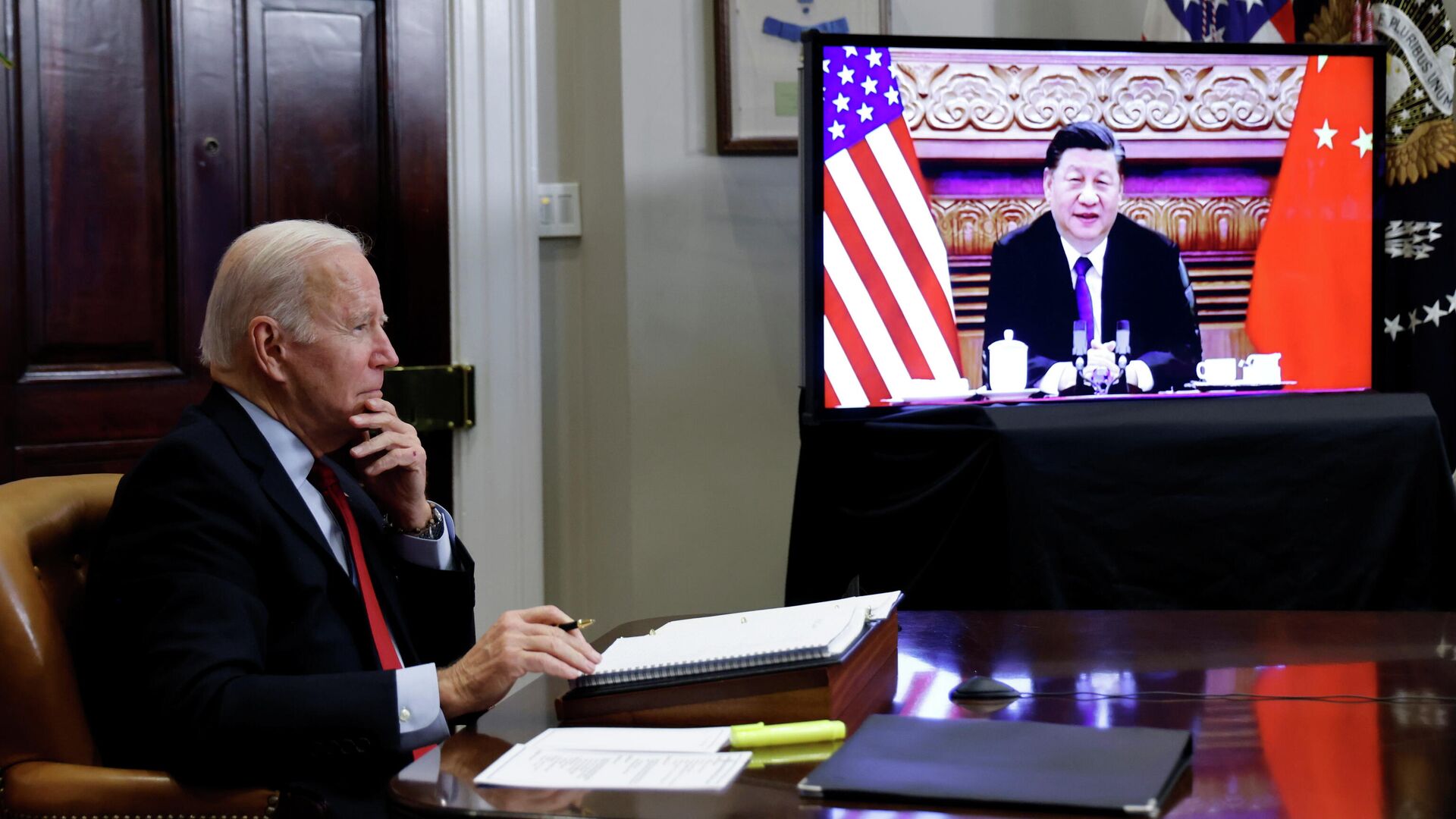 Presidente Joe Biden participa da reunião virtual com Xi Jinping, Casa Branca, Washington, EUA, 15 de novembro de 2021 - Sputnik Brasil, 1920, 16.11.2021