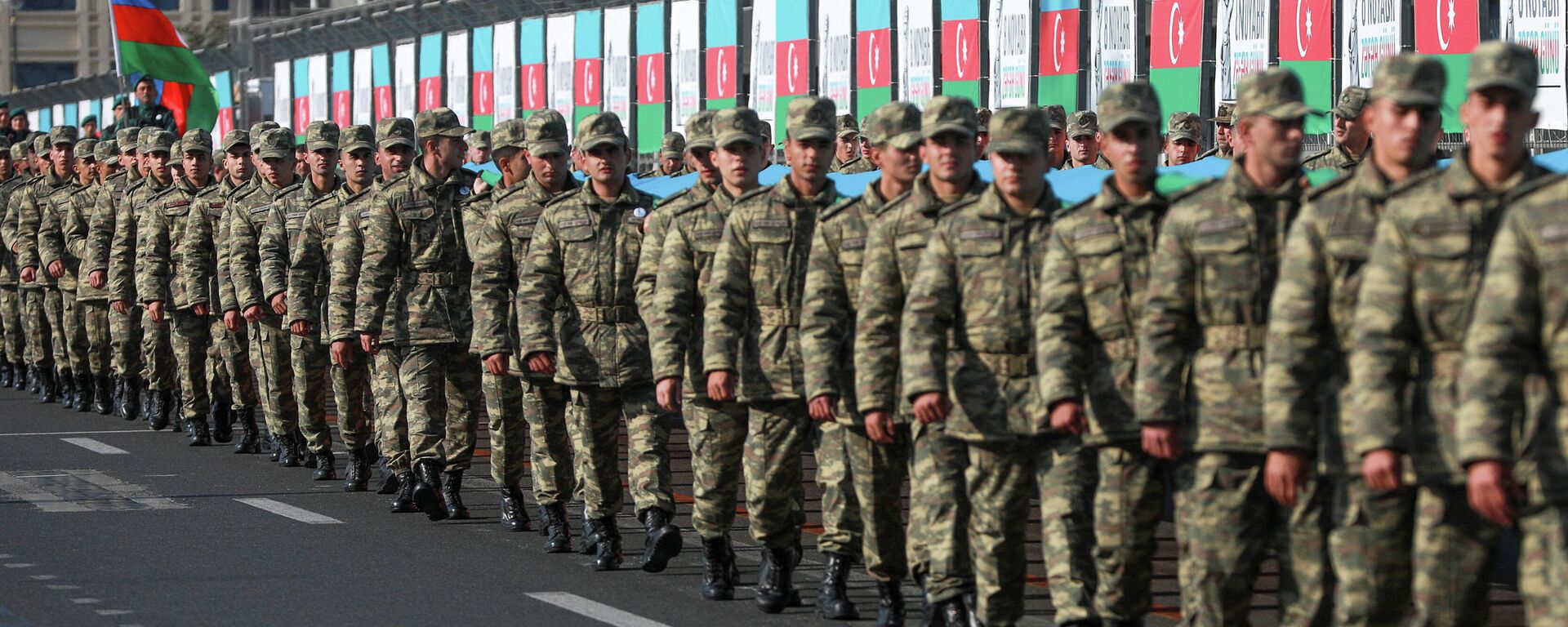 Militares azeris marcham em cerimônia do primeiro aniversário da guerra da república não reconhecida de Nagorno-Karabakh em Baku, Azerbaijão, 8 de novembro de 2021 - Sputnik Brasil, 1920, 16.11.2021