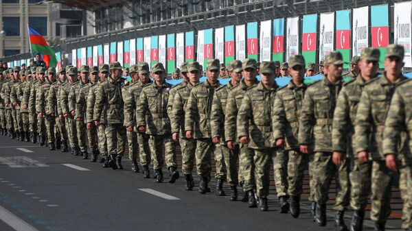 Militares azeris marcham em cerimônia do primeiro aniversário da guerra da república não reconhecida de Nagorno-Karabakh em Baku, Azerbaijão, 8 de novembro de 2021 - Sputnik Brasil