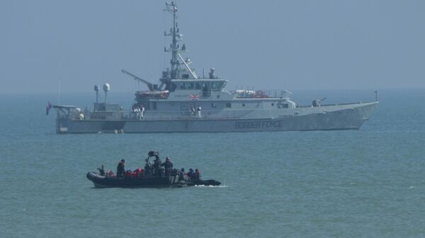 Navio de patrulha da Força de Fronteira Britânica intercepta barco de migrantes na costa de Dungeness, Inglaterra, Reino Unido, 16 de setembro de 2021 - Sputnik Brasil