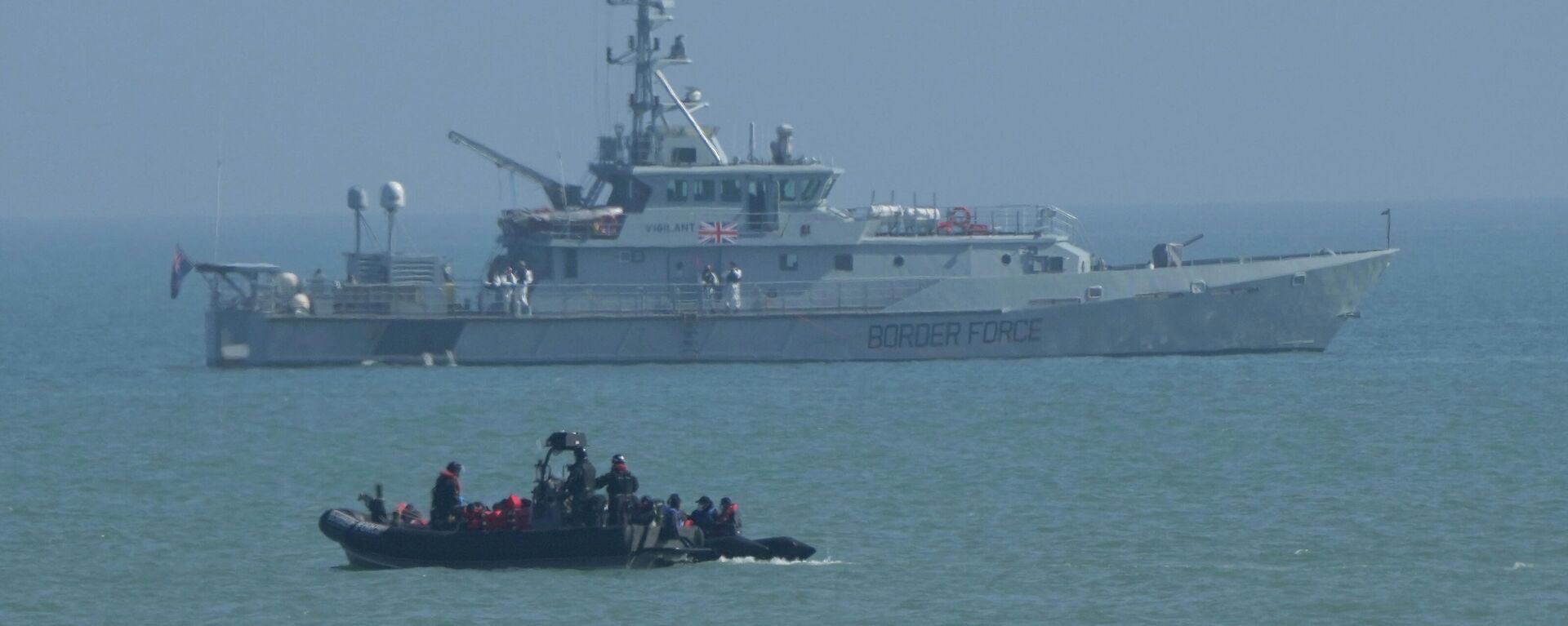 Navio de patrulha da Força de Fronteira Britânica intercepta barco de migrantes na costa de Dungeness, Inglaterra, Reino Unido, 16 de setembro de 2021 - Sputnik Brasil, 1920, 16.11.2021
