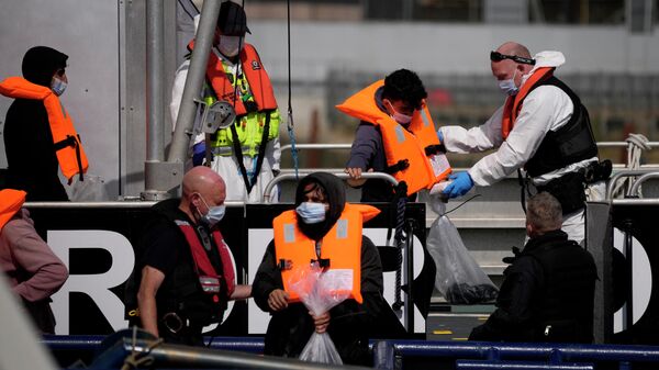 Migrantes que cruzaram o canal da Mancha desde a França desembarcam após serem acompanhados por embarcação de resgate britânica em Dover, Inglaterra, Reino Unido, 10 de setembro de 2021 - Sputnik Brasil
