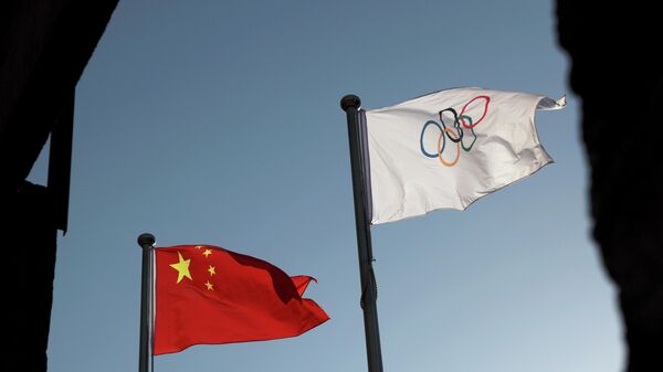 Bandeiras olímpica e da China tremulam na sede do Comitê de Organização de Pequim para os Jogos de Inverno Olímpicos e Paralímpicos de 2022 em Pequim, China, 12 de novembro de 2021 - Sputnik Brasil