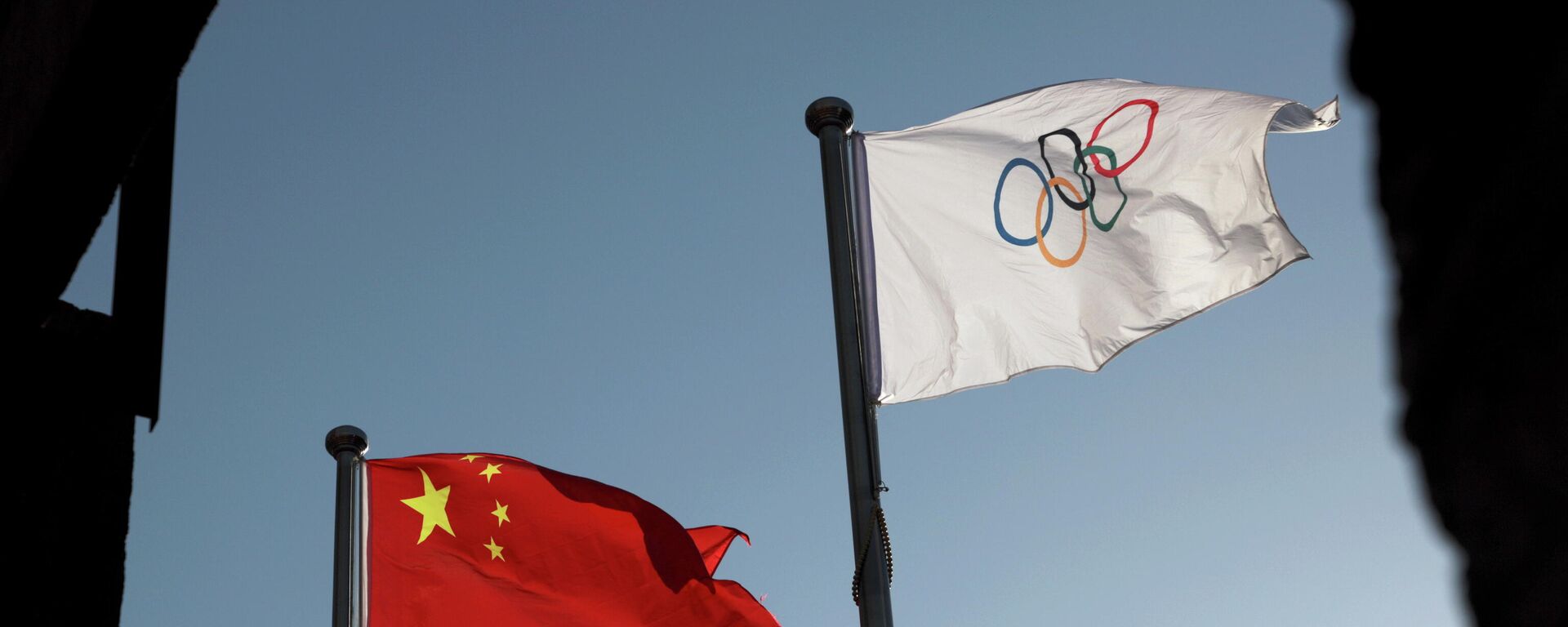 Bandeiras olímpica e da China tremulam na sede do Comitê de Organização de Pequim para os Jogos de Inverno Olímpicos e Paralímpicos de 2022 em Pequim, China, 12 de novembro de 2021 - Sputnik Brasil, 1920, 23.11.2021