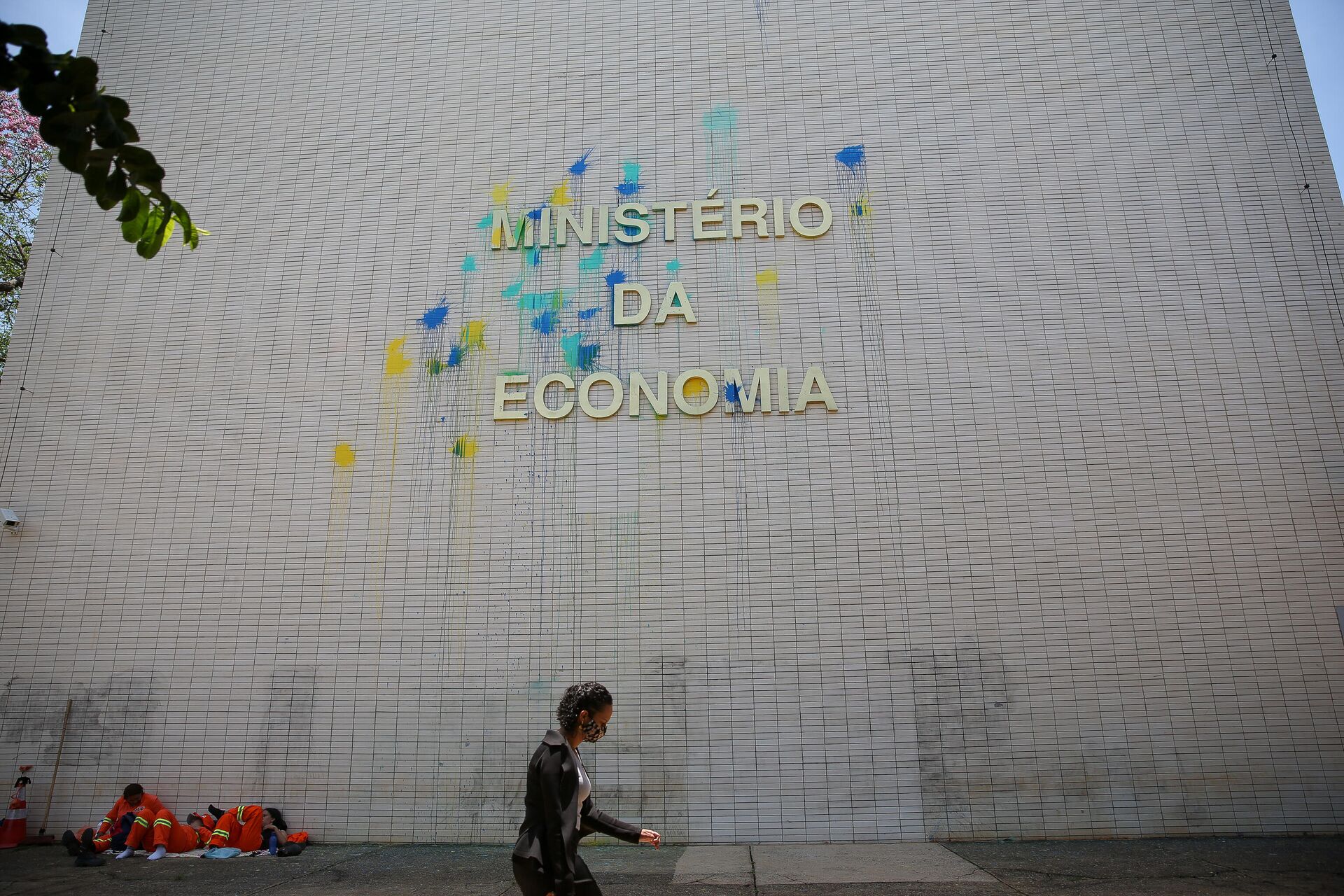 Fachada do Ministério da Economia, em Brasília, suja de tinta após um protesto do MST, 22 de outubro de 2021 - Sputnik Brasil, 1920, 17.11.2021