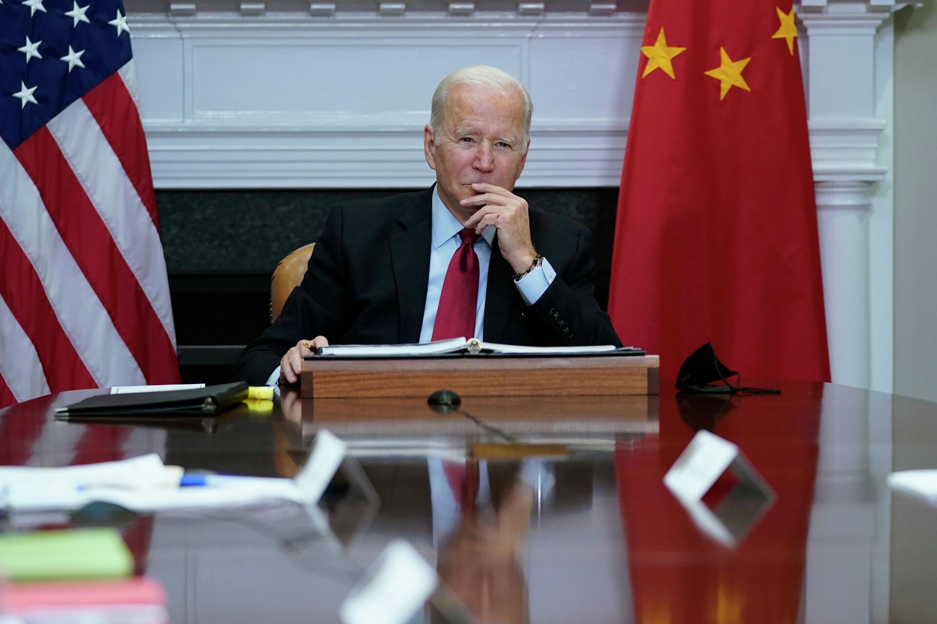 O presidente Joe Biden escuta, enquanto se encontra virtualmente com o presidente chinês Xi Jinping, na Sala Roosevelt da Casa Branca em Washington, segunda-feira, 15 de novembro de 2021 - Sputnik Brasil, 1920, 02.03.2022