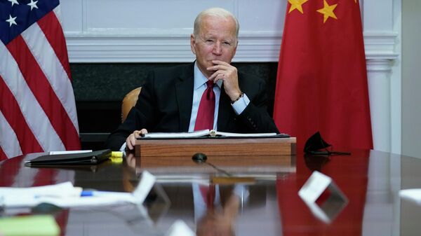 O presidente Joe Biden escuta, enquanto se encontra virtualmente com o presidente chinês Xi Jinping, na Sala Roosevelt da Casa Branca em Washington, segunda-feira, 15 de novembro de 2021 - Sputnik Brasil