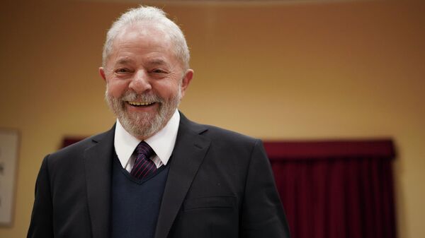 O ex-presidente brasileiro Luiz Inácio Lula da Silva sorri ao chegar para uma reunião com o sindicato italiano Cgil, em Roma, quinta-feira, 13 de fevereiro de 2020 - Sputnik Brasil