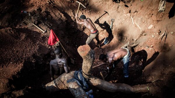 Mineiros ilegais escavam para encontrar ouro nos arredores de Montepuez, Moçambique, 15 de fevereiro de 2017 - Sputnik Brasil