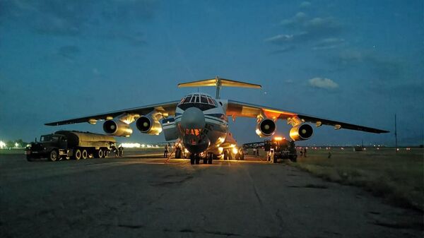 Avião russo Il-76 durante evacuação de cidadãos russos do Afeganistão, 25 de agosto de 2021 - Sputnik Brasil