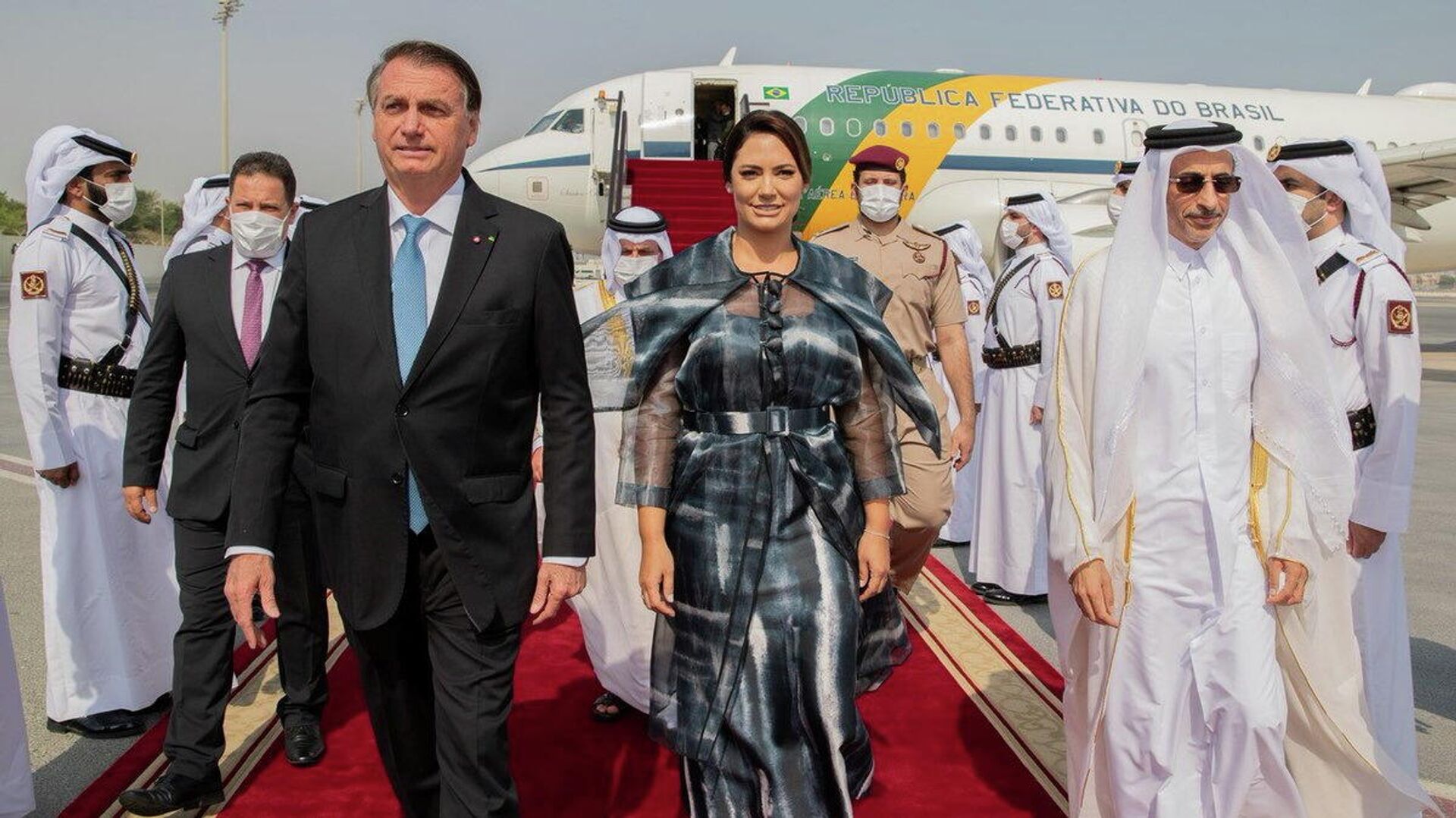 O presidente do Brasil, Jair Bolsonaro, chega ao Aeroporto Internacional de Doha, em Doha, Catar em 17 de novembro de 2021 - Sputnik Brasil, 1920, 22.11.2021