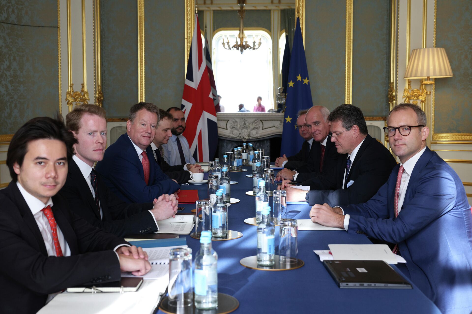David Frost encontra-se com o vice-Presidente da Comissão Europeia, Maros Sefcovic, em Lancaster House, para negociar melhores as regras de fronteira pós-Brexit, 29 de outubro de 2021 em Londres, Inglaterra - Sputnik Brasil, 1920, 18.11.2021