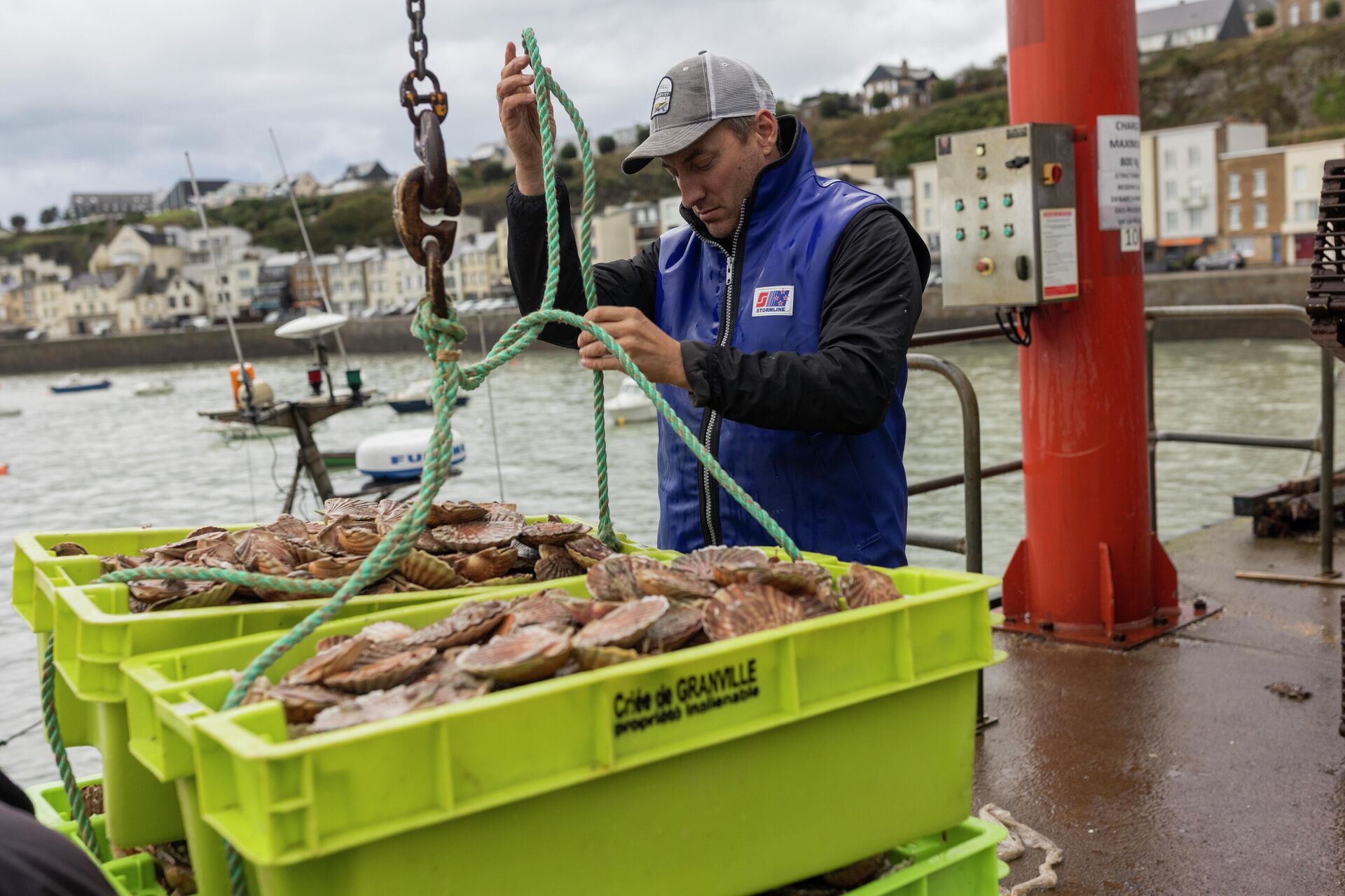Pescador francês que não tem mais licença para pescar nas águas do Reino Unido, trabalha no porto de Granville, Normandia, 2 de novembro de 2021. A questão da pesca entre o governo francês e britânico é um dos maiores embates pós-Brexit - Sputnik Brasil, 1920, 18.11.2021