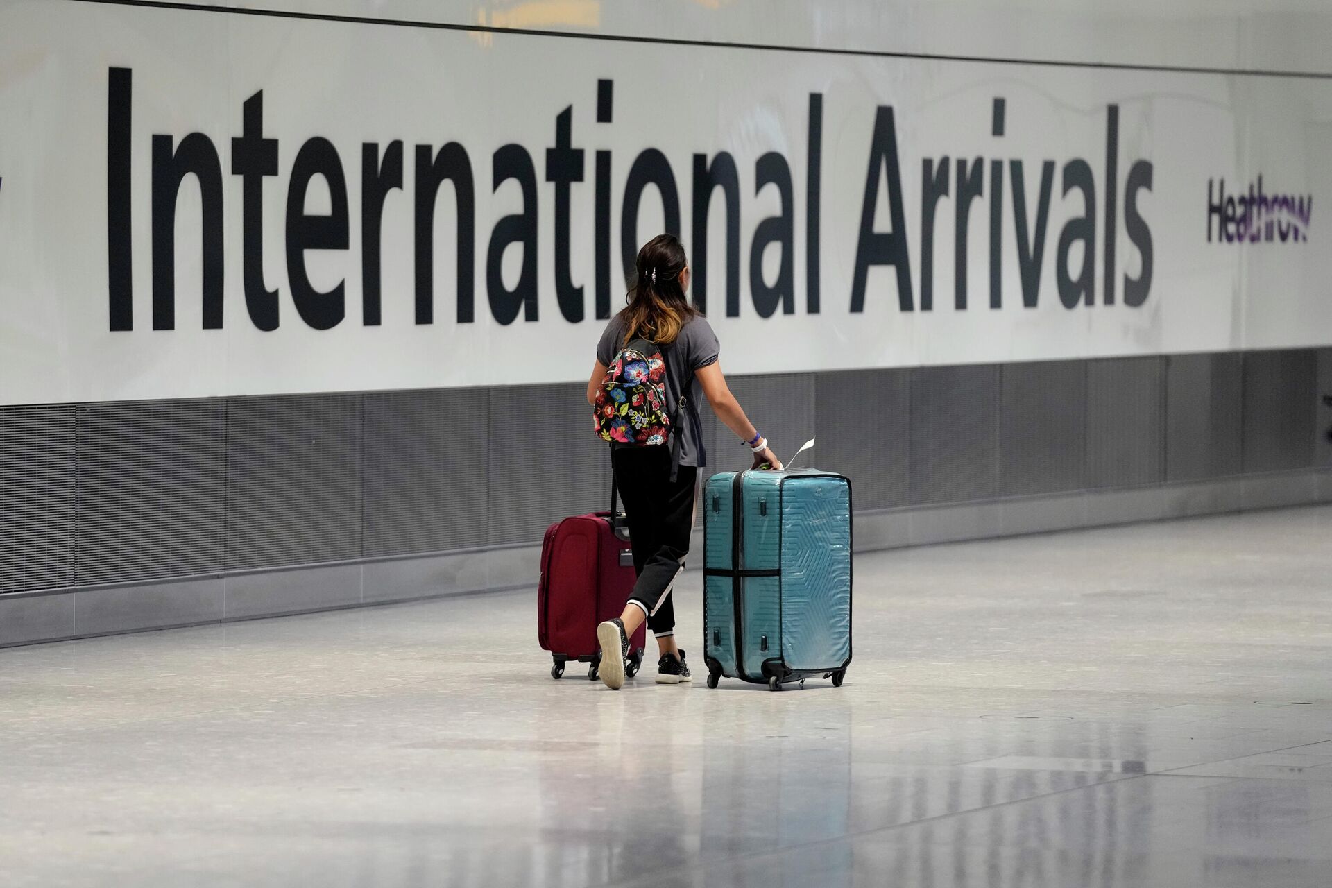 Passageira chega ao Aeroporto Internacional Heathrow, 18 de setembro de 2021. No dia 7 de outubro, o governo brtiânico disse que relaxaria ainda mais as regras de viagens para atrair turistas - Sputnik Brasil, 1920, 18.11.2021