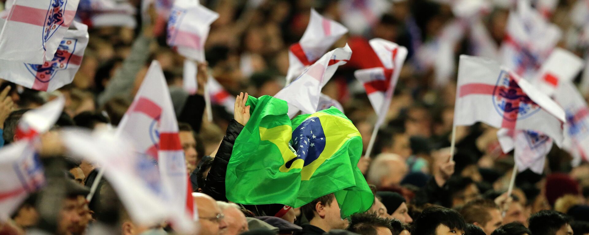 Uma única bandeira brasileira é vista entre as bandeiras da Inglaterra durante o amistoso internacional entre a Inglaterra e o Brasil no estádio de Wembley em Londres, Reino Unido (foto de arquivo) - Sputnik Brasil, 1920, 18.11.2021