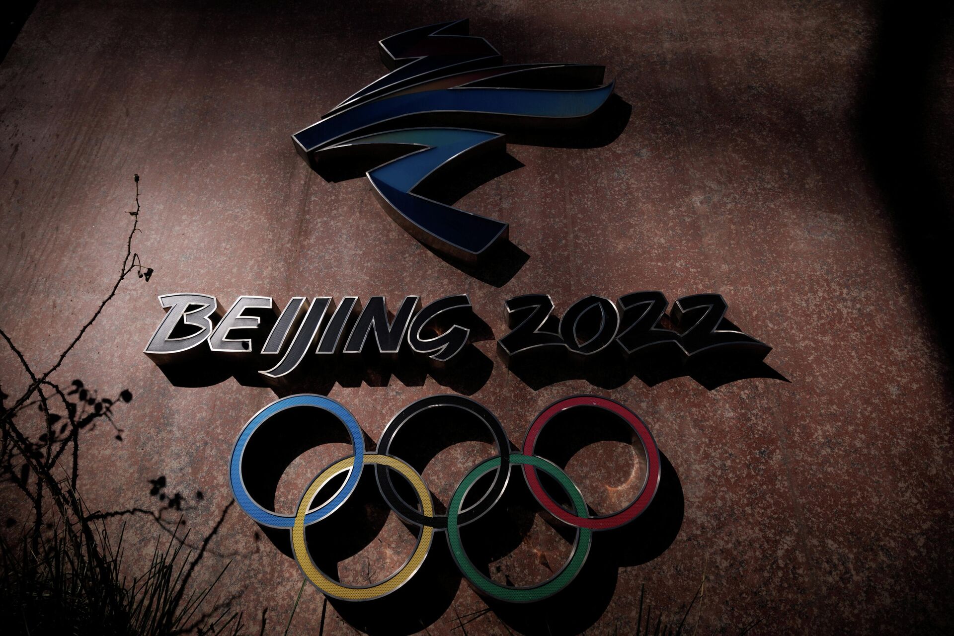 Logotipo olímpico de Pequim 2022 fora da sede do Comitê de Organização de Pequim para os Jogos Olímpicos e Jogos Paralímpicos no Parque Shougang, Pequim, China, 10 de novembro de 2021 - Sputnik Brasil, 1920, 23.11.2021