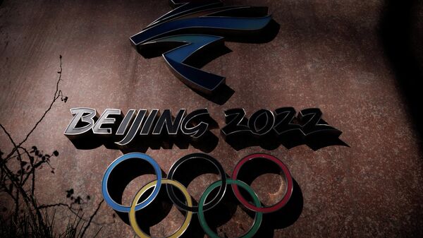 Logotipo olímpico de Pequim 2022 fora da sede do Comitê de Organização de Pequim para os Jogos Olímpicos e Jogos Paralímpicos no Parque Shougang, Pequim, China, 10 de novembro de 2021 - Sputnik Brasil