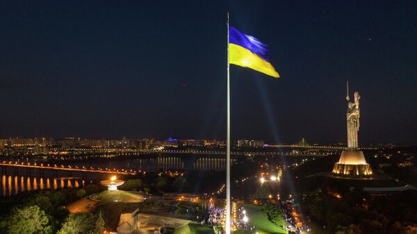 Bandeira da Ucrânia em Kiev e Monumento à Pátria Mãe, à direita - Sputnik Brasil