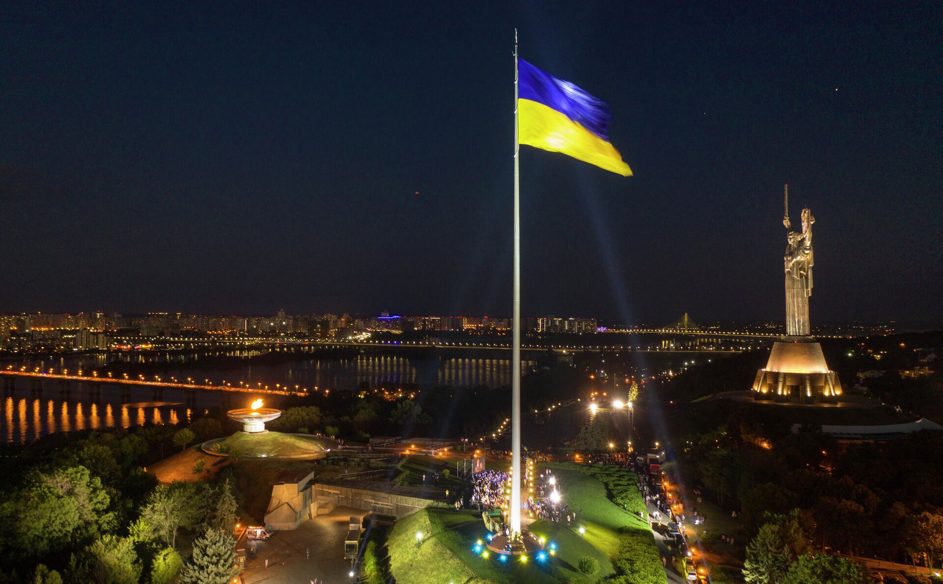 Bandeira da Ucrânia em Kiev e Monumento à Pátria Mãe, à direita - Sputnik Brasil, 1920, 19.11.2021