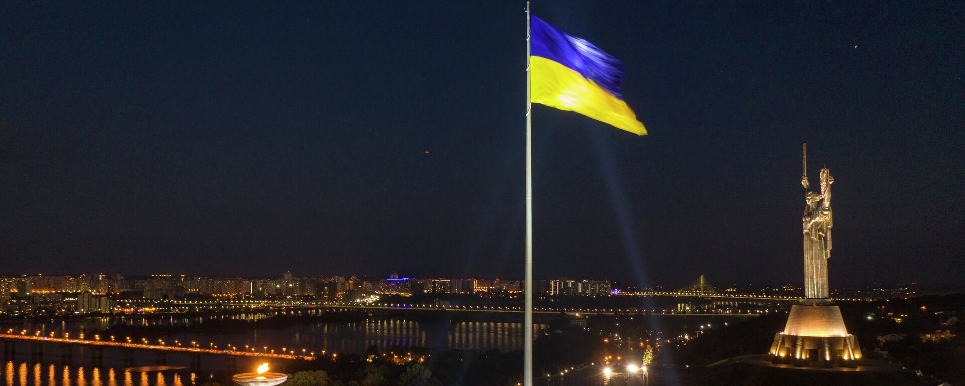 Bandeira da Ucrânia em Kiev e Monumento à Pátria Mãe, à direita - Sputnik Brasil, 1920, 14.02.2022