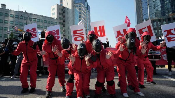 Manifestantes sul-coreanos disfarçados de personagens do drama Round 6 da Netflix, Seoul, Coreia do Sul, 20 de outubro de 2021 - Sputnik Brasil