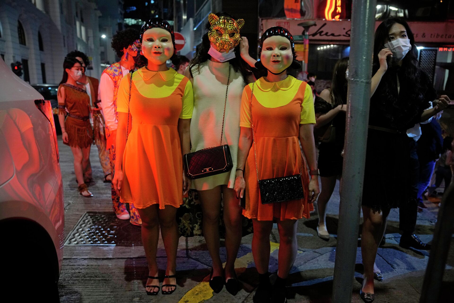 Meninas disfarçadas de personagens do drama sul-coreano Round 6 durante o Halloween em Hong Kong, 20 de outubro de 2021 - Sputnik Brasil, 1920, 19.11.2021