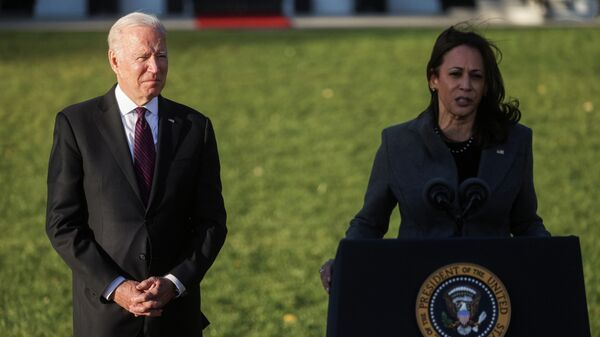 Joe Biden, presidente dos EUA, ao lado de Kamala Harris, vice-presidente, discursando em cerimônia sobre infraestruturas na Casa Branca em Washington, EUA, 15 de novembro de 2021 - Sputnik Brasil