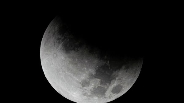 Lua cheia durante o eclipse lunar parcial em Washington, EUA, 19 de novembro de 2021 - Sputnik Brasil