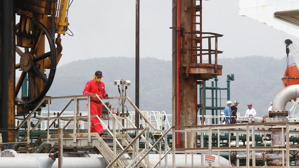 Petroleiro venezuelano caminha na refinaria de El Palito durante a chegada do petroleiro iraniano Fortune, perto de Puerto Cabello, na Venezuela - Sputnik Brasil