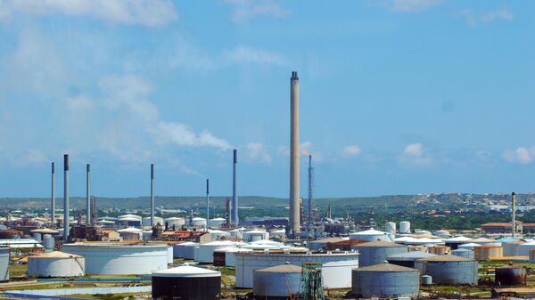 Vista de refinaria de petróleo utilizada pela Venezuela, no porto do centro histórico de Willemstad, capital da ilha de Curaçao, no Caribe - Sputnik Brasil