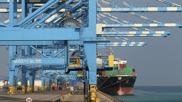 Um navio porta-contêineres atracado no porto de Khalifa em Abu Dhabi - Sputnik Brasil