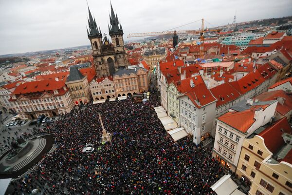 Manifestantes protestam contra as restrições da COVID-19 durante a comemoração do 32º aniversário da Revolução de Veludo de 1989, Praga, República Tcheca, 17 de novembro de 2021. - Sputnik Brasil