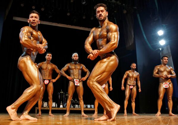 Participantes da competição de fisiculturismo Mr. Kashmir em Srinagar, Índia, 14 de novembro de 2021. - Sputnik Brasil