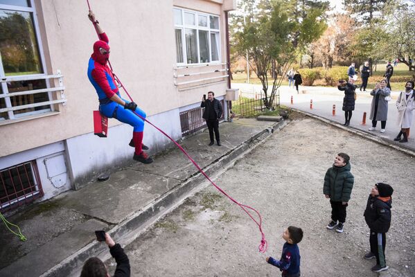 Homem fantasiado de Homem-aranha entretém crianças em um hospital pediátrico em Pristina, Kosovo, 17 de novembro de 2021. - Sputnik Brasil