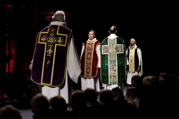 Desfile de trajes religiosos, alguns datando do século XV, na Bélgica, 10 de novembro de 2021. - Sputnik Brasil