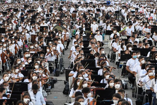 Músicos venezuelanos tocam para entrar no Livro Guinness dos Recordes como a maior orquestra do mundo, com mais de 12.000 músicos, em Caracas, 13 de novembro de 2021. - Sputnik Brasil